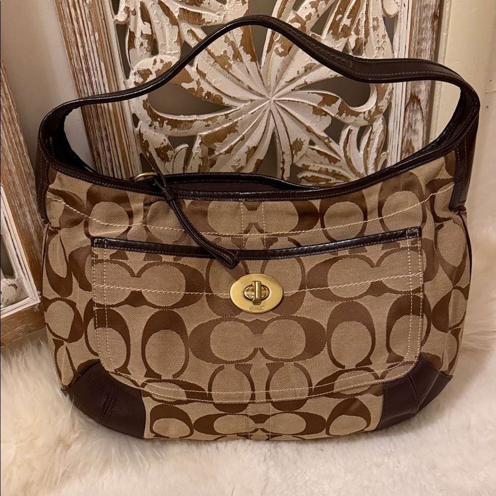 Classic Vintage Coach Signature Brown and Cream Shoulder Bag🩷